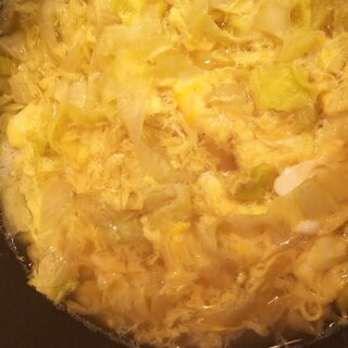 レタスとふわふわ卵のコンソメスープ